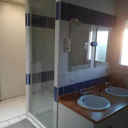 Maison T4, Confort, Bord De L'etang,10 Mn Du Centre, Avec Jardin Holiday home